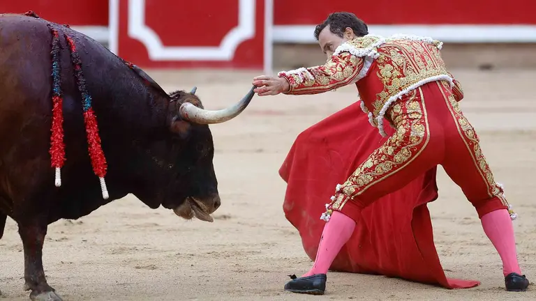 El torero Rafaelillo durante la faena a su primero de la tarde en el festejo taurino de esta tarde en la Plaza de Toros de Pamplona en la Feria del Toro de los Sanfermines 2023 donde ha compartido cartel con Manuel Escribano y Leo Valadez con toros de la ganadería gaditana de la Palmosilla.  EFE/ Rodrigo Jimenez