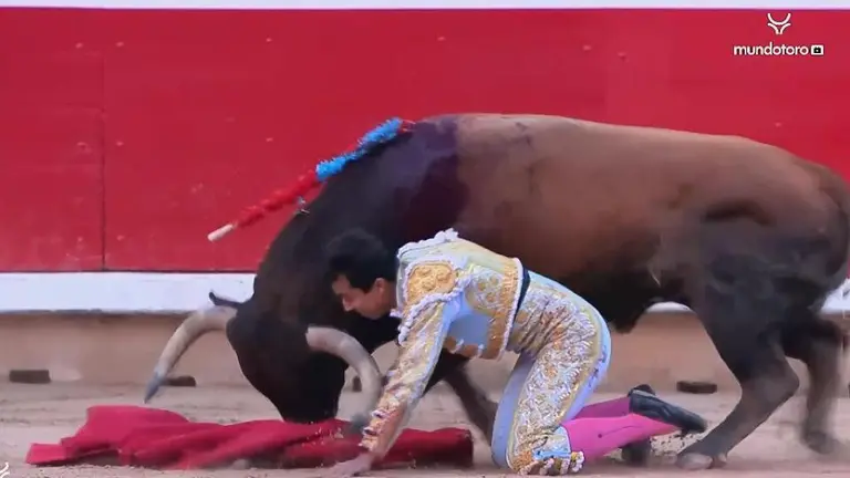 El torero Leo Valadez, a punto de ser cogido por el sexto de la tarde en Pamplona.