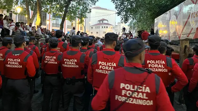 Policía Foral antes del segundo encierro de las fiestas de San Fermín con toros de José Escolar. MAITE H. MATEO