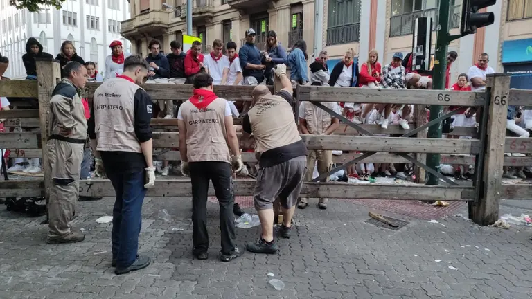 Operarios de la carpintería Hermanos Aldaz hacen unos arreglos de última hora en el vallado. LUCÍA VALERO
