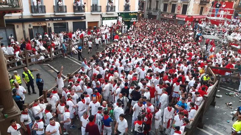 Mozos se agolpan en la plaza del Ayuntamiento momentos antes del segundo encierro de las fiestas de San Fermín con toros de José Escolar. IRANZU LARRASOAÑA
