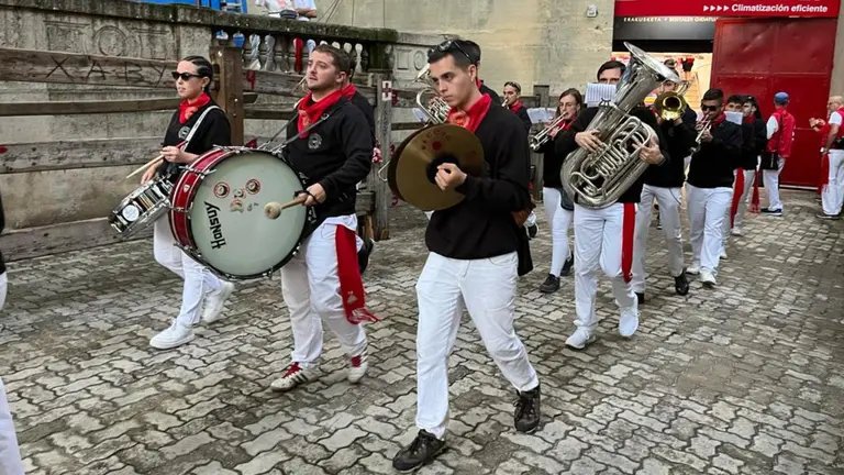 Una charanga sale por el callejón de la plaza de toros de Pamplona en los momentos previos al segundo encierro de las fiestas de San Fermín con toros de José Escolar. MAITE H. MATEO