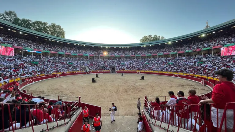 Inmejorable aspecto de la Plaza de Toros de Pamplona antes del segundo encierro de las fiestas de San Fermín 2023 con toros de la ganadería de José Escolar. PABLO LASAOSA