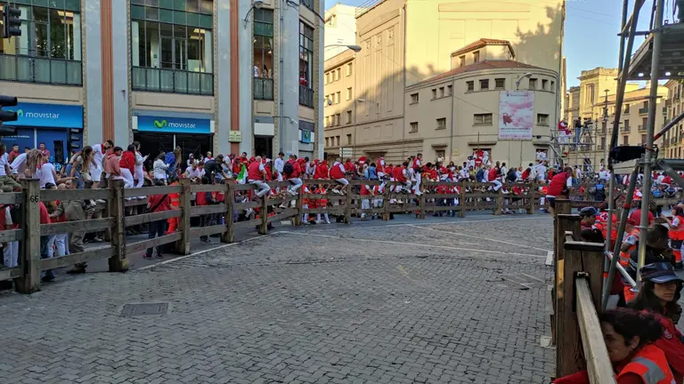 El tramo de Telefónica despejado en los momentos previos al segundo encierro de San Fermín 2023 con toros de José Escolar. LUCÍA VALERO