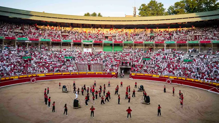 Segundo encierro de San Fermín 2023 con toros de la ganadería de José Escolar en la Plaza de Toros de Pamplona. JASMINA AHMETSPAHIC