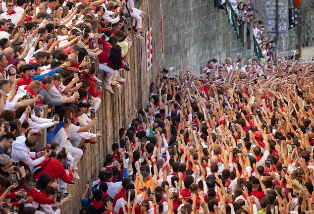 Corredores entonan el cántico ante la hornacina a San Fermín de la cuesta de Santo Domingo de Pamplona. EFE/ Villar López