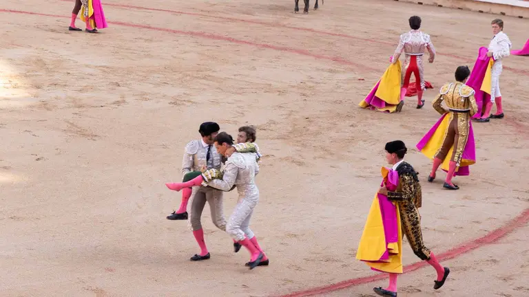 Fernando Robleño llevado a la enfermería después de ser empitonado por su primer José Escolar de la tarde en la segunda corrida de la feria del toro de San Fermín 2023. MAITE H. MATEO