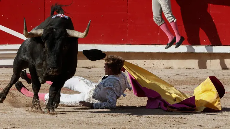 El diestro Borja Jiménez sufre un revolcón del primer toro en el festejo taurino de esta tarde en la Plaza de Toros de Pamplona dentro de la Feria del Toro de los Sanfermines 2023. EFE - Jesús Diges