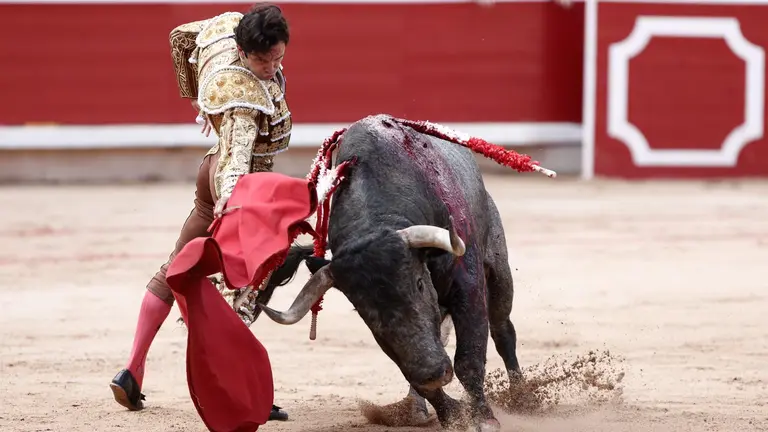 El diestro Juan del Álamo durante la lidia al tercer toro en el festejo taurino de esta tarde en la Plaza de Toros de Pamplona dentro de la Feria del Toro de los Sanfermines 2023. EFE - Jesús Diges