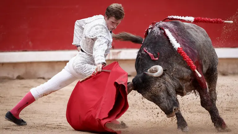El diestro Borja Jiménez durante la lidia al cuarto toro en el festejo taurino de esta tarde en la Plaza de Toros de Pamplona dentro de la Feria del Toro de los Sanfermines 2023. EFE - Jesús Diges
