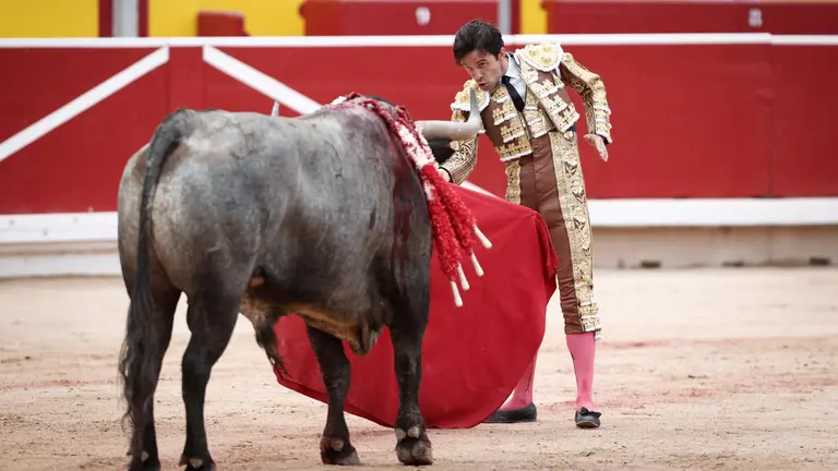 El diestro Juan del Álamo durante la lidia del sexto toro en el festejo taurino de esta tarde en la Plaza de Toros de Pamplona dentro de la Feria del Toro de los Sanfermines 2023. EFE - Jesús Diges (1)