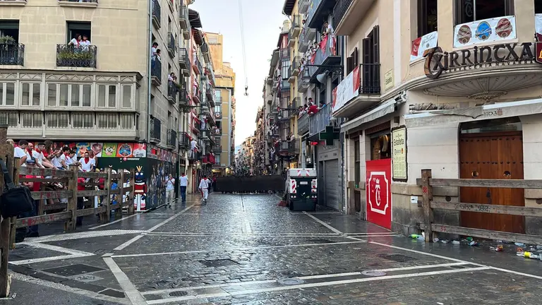 El tramo de Telefónica despejado de corredores antes del tercer encierro de San Fermín 2023 con toros de Cebada Gago. PABLO LASAOSA