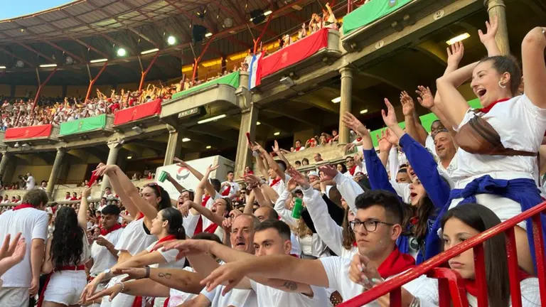 Ambiente festivo en la Plaza de Toros de Pamplona antes del tercer encierro de San Fermín 2023 con toros de Cebada Gago. MAITE H. MATEO