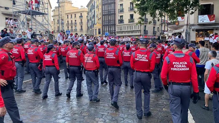 La Policía Foral antes del comienzo del tercer encierro de San Fermín 2023 con toros de Cebada Gago. JASMINA AHMETSPAHIC