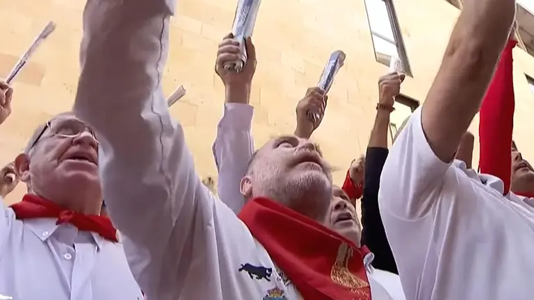 Primer cántico a San Fermín antes del tercer encierro de las fiestas con toros de Cebada Gago.
