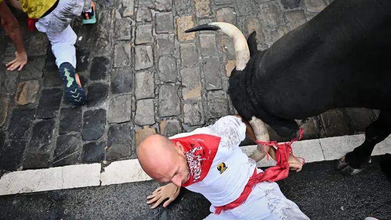 Tercer encierro de San Fermín 2023 con toros de Cebada Gago en el tramo de Telefónica. PABLO LASAOSA