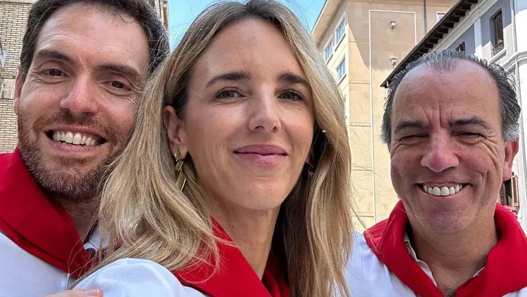 La diputada del PP, Cayetana Álvarez de Toledo, junto a Sergio Sayas y Carlos García Adanero en Pamplona por San Fermín.