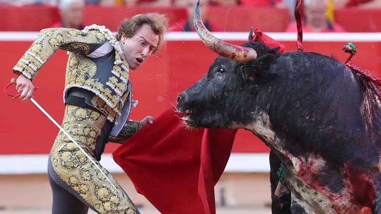 El diestro Román Collado con su primer toro en suerte esta tarde en la Plaza de Toros de Pamplona dentro de la Feria del Toro de los Sanfermines 2023, donde ha compartido cartel con Adrián Torres e Isaac Fonseca con toros de la ganadería gaditana de José Cebada Gago.    EFE/Villar López
