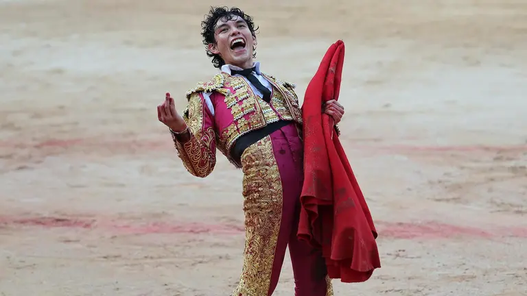 GRAFCAV755. PAMPLONA, 09/07/2023.- El diestro mexicano Isaac Fonseca con su segundo toro en suerte al que corto una oreja, esta tarde en la Plaza de Toros de Pamplona dentro de la Feria del Toro de los Sanfermines 2023, donde ha compartido cartel con Adrián Torres y Román Collado con toros de la ganadería gaditana de José Cebada Gago.   EFE/Villar López
