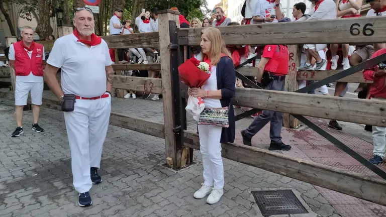 Los padres de Daniel Jimeno Romero brindan homenaje con un ramo de flores a su hijo fallecido en el poste 66 del tramo de Telefónica, antes del inicio del cuarto encierro de los Sanfermines 2023. LUCÍA VALERO