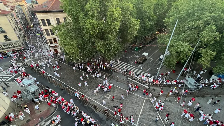 Tramo de Telefónica antes del comienzo del cuarto encierro de San Fermín 2023 con toros de Fuente Ymbro. PABLO LASAOSA