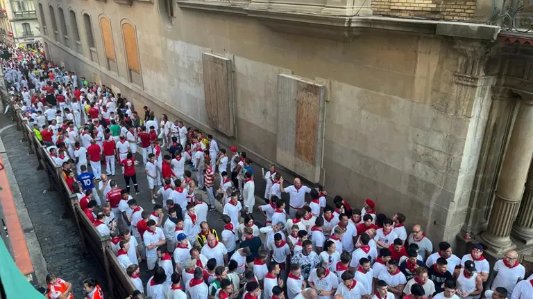 Último tramo de la cuesta de Santo Domingo antes del comienzo del cuarto encierro de San Fermín 2023 con toros de Fuente Ymbro. MAITE H. MATEO