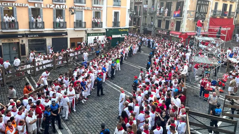 Plaza del Ayuntamiento de Pamplona antes del comienzo del cuarto encierro de San Fermín 2023 con toros de Fuente Ymbro. MAITE H. MATEO