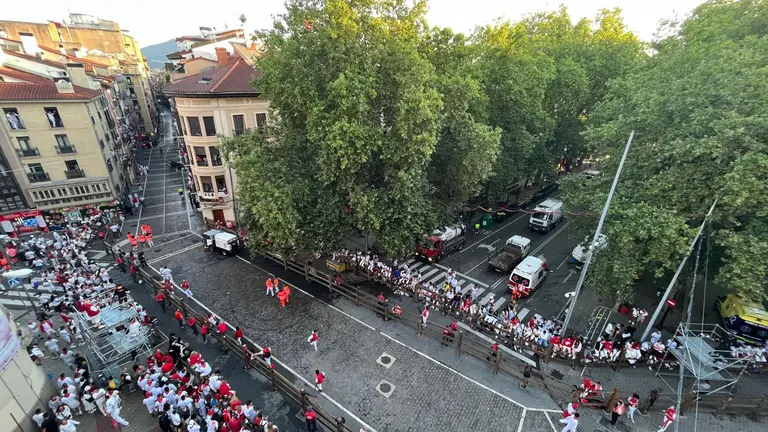 El tramo de Telefónica despejado de corredores momentos antes del comienzo del cuarto encierro de San Fermín 2023 con toros de Fuente Ymbro. PABLO LASAOSA