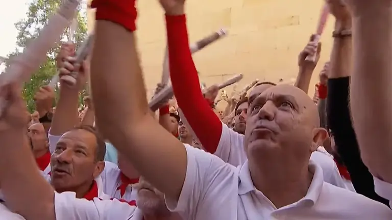 Primer cántico al santo momentos antes del comienzo del cuarto encierro de San Fermín 2023 con toros de Fuente Ymbro.