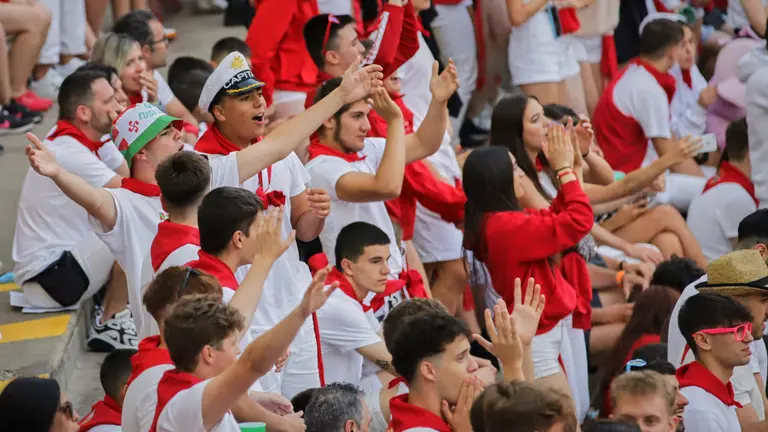 Cuarto encierro de las fiestas de San Fermín 2023 en la Plaza de Toros con toros de Fuente Ymbro. HÉCTOR NAVARRO