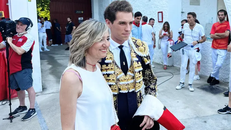 Cristina Ibarrola, alcaldesa de Pamplona, con el diestro Ginés Marín en el patio de caballos en los momentos previos al comienzo de la cuarta corrida de la Feria del Toro de San Fermín 2023 en Pamplona con toros de Fuente Ymbro. NAVARRA.COM