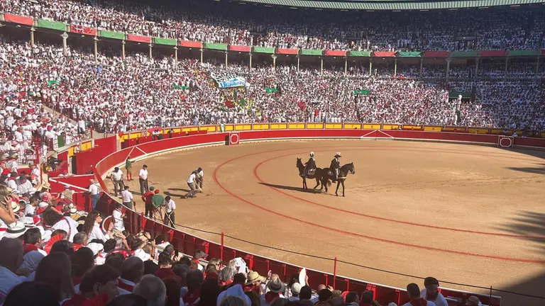 Momentos previos al comienzo de la cuarta corrida de la Feria del Toro de San Fermín 2023 en Pamplona con toros de Fuente Ymbro para los diestros Miguel Ángel Perera, Daniel Luque y Ginés Marín. MAITE H. MATEO