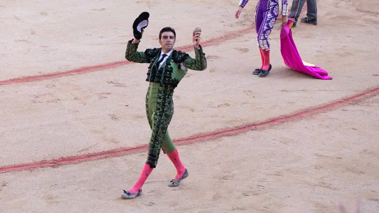 Miguel Ángel Perera con la oreja obtenida después de la lidia de su primer toro de la tarde en la cuarta corrida de la Feria del Toro de San Fermín 2023 en Pamplona con toros de Fuente Ymbro. MAITE H. MATEO