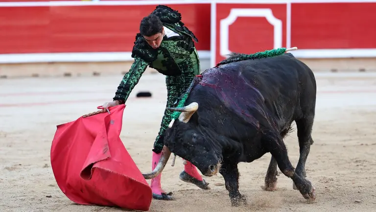 El diestro Miguel Angel Perera durante la lidia al cuarto toro de la tarde en la Plaza de Toros de Pamplona, dentro de la Feria del Toro de los Sanfermines 2023, donde ha compartido cartel con Daniel Luque y Ginés Marín con toros de la ganadería gaditana de Fuente Ymbro. EFE/J.P.Urdíroz