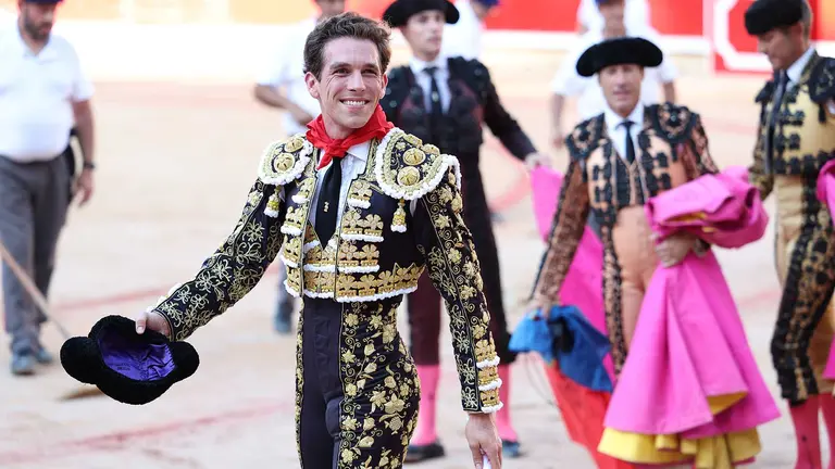El diestro Ginés Marín da la vuelta al ruedo tras cortar una oreja al tercer toro de la tarde en la Plaza de Toros de Pamplona, dentro de la Feria del Toro de los Sanfermines 2023, donde ha compartido cartel con Miguel Angel Perera y Daniel Luque con toros de la ganadería gaditana de Fuente Ymbro. EFE/J.P.Urdíroz