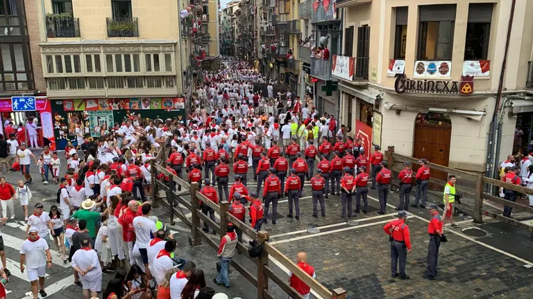 El tramo de Telefónica momentos previos al comienzo del quinto encierro de San Fermín 2023 con toros de Núñez del Cuvillo. PATXI CERVANTES