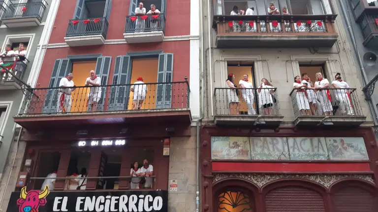 Balcones dentro del recorrido momentos previos al quinto encierro de San Fermín 2023 con toros de Núñez del Cuvillo. IRANZU LARRASOAÑA