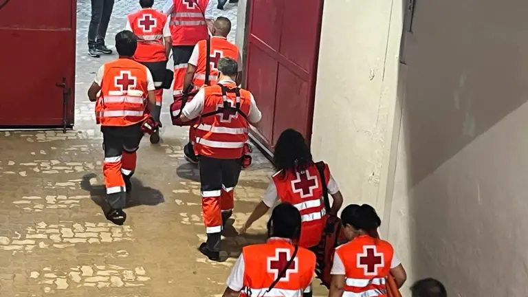 Voluntarios de la Cruz Roja en los momentos previos al quinto encierro de San Fermín 2023 con toros de Núñez del Cuvillo. MAITE H. MATEO