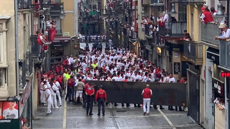 La calle Estafeta momentos previos al quinto encierro de San Fermín 2023 con toros de Núñez del Cuvillo. PATXI CERVANTES