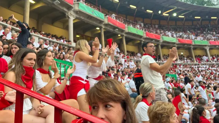 Ambiente festivo en la Plaza de Toros de Pamplona en los momentos previos al quinto encierro de San Fermín 2023 con toros de Núñez del Cuvillo. MAITE H. MATEO
