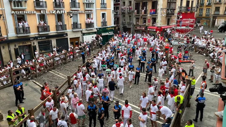 Mozos en la plaza del Ayuntamiento esperando el comienzo del quinto encierro de San Fermín 2023 con toros de Núñez del Cuvillo. PABLO LASAOSA