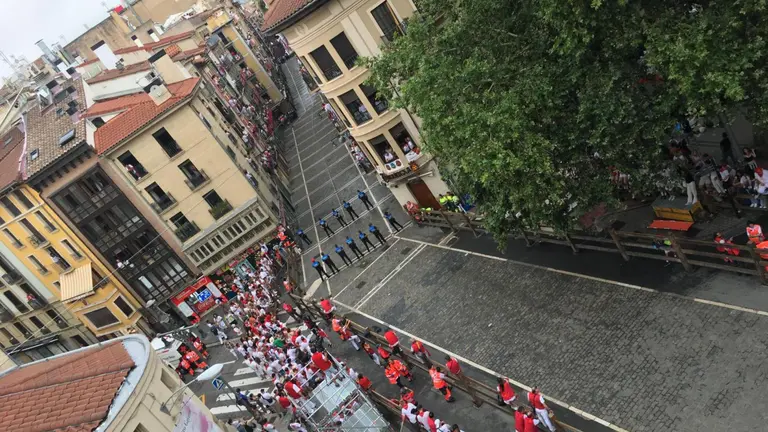 El tramo de Telefónica despejado antes del quinto encierro de San Fermín de 2023 con toros de Núñez del Cuvillo. ÍÑIGO ALZUGARAY