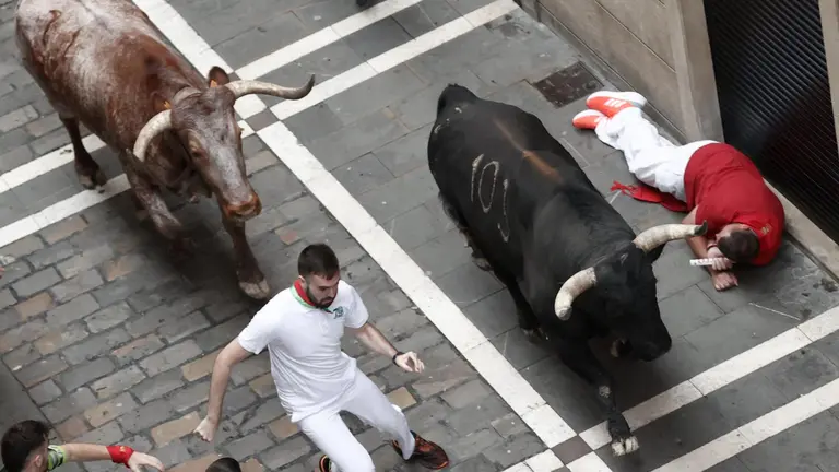 Quinto encierro de San Fermín 2023 con toros de Núñez del Cuvillo en la calle Estafeta. EFE - Jesús Diges (2)