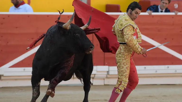 El diestro Morante de la Puebla con su primer toro en suerte esta tarde en la Plaza de Toros de Pamplona dentro de la Feria del Toro de los Sanfermines 2023, donde ha compartido cartel con Alejandro Talavante y Andrés Roca Rey con toros de la ganadería gaditana de Núñez del Cuvillo. EFE/Eloy Alonso