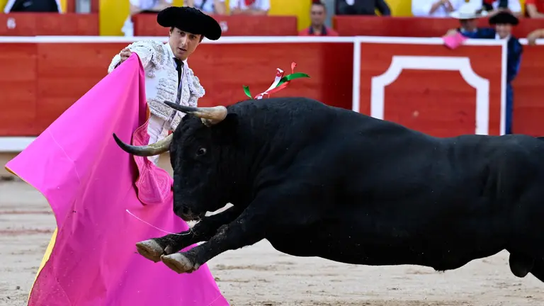 El diestro Andrés Roca Rey con su primer toro en suerte esta tarde en la Plaza de Toros de Pamplona dentro de la Feria del Toro de los Sanfermines 2023, donde ha compartido cartel con Morante de la Puebla y Alejandro Talavante con toros de la ganadería gaditana de Núñez del Cuvillo. EFE/Eloy Alonso