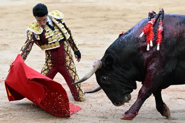 El diestro Alejandro Talavante con su segundo toro en suerte esta tarde en la Plaza de Toros de Pamplona dentro de la Feria del Toro de los Sanfermines 2023, donde ha compartido cartel con Morante de la Puebla y Andrés Roca Rey con toros de la ganadería gaditana de Núñez del Cuvillo. EFE/Eloy Alonso