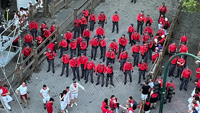 Policía Foral en la bajada al callejón que da acceso a la plaza de toros de Pamplona antes del sexto encierro de San Fermín 2023 con toros de Jandilla. MAITE H. MATEO