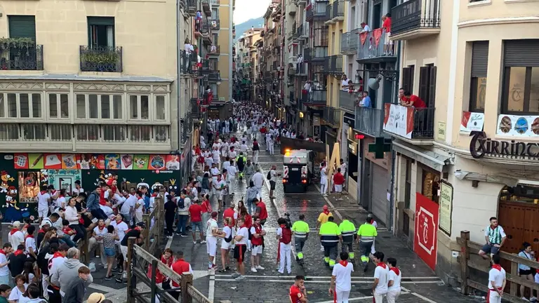 Los operarios de limpieza del Ayuntamiento de Pamplona realizan los últimos trabajos antes del comienzo del sexto encierro de San Fermín 2023 con toros de Jandilla.