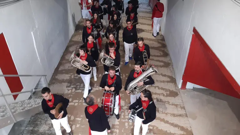 Una charanga entra en el callejón de la plaza de toros de Pamplona antes de sexto encierro de San Fermín 2023 con toros de Jandilla. IRANZU LARRASOAÑA