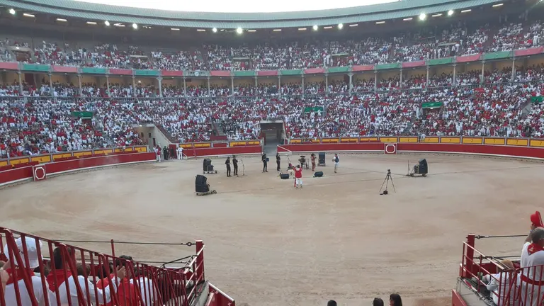 Ambiente en la plaza de toros de Pamplona antes de sexto encierro de San Fermín 2023 con toros de Jandilla. JASMINA AHMETSPAHIC